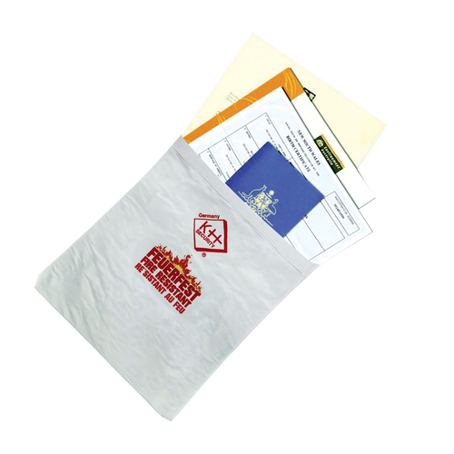 Ein geöffneter Umschlag mit mehreren Papieren sichtbar, darunter Formulare und Dokumente. Der Umschlag hat ein rotes Logo mit einer Beschriftung.
